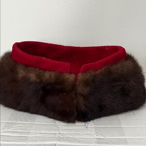 Mink fur collar on previous collar, which can be removed and added to a garment